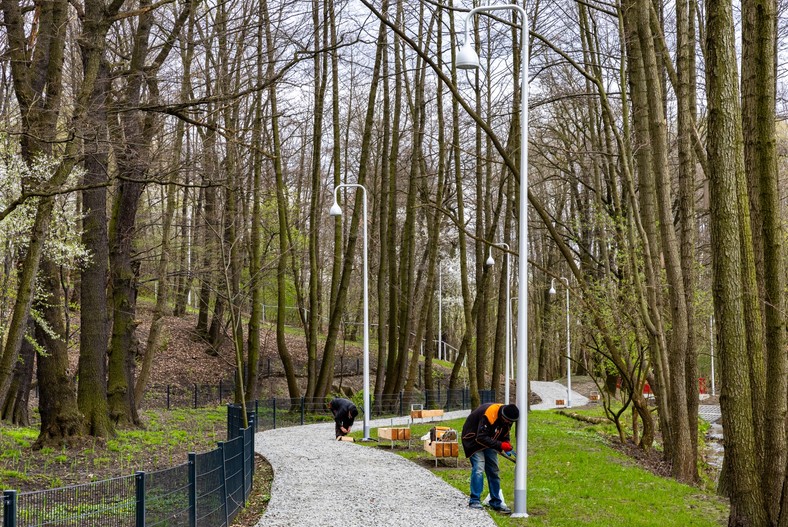 W parku przy dolinie rzeki Ślepiotki trwają ostatnie prace związane m.in. z uruchomieniem oświetlenia