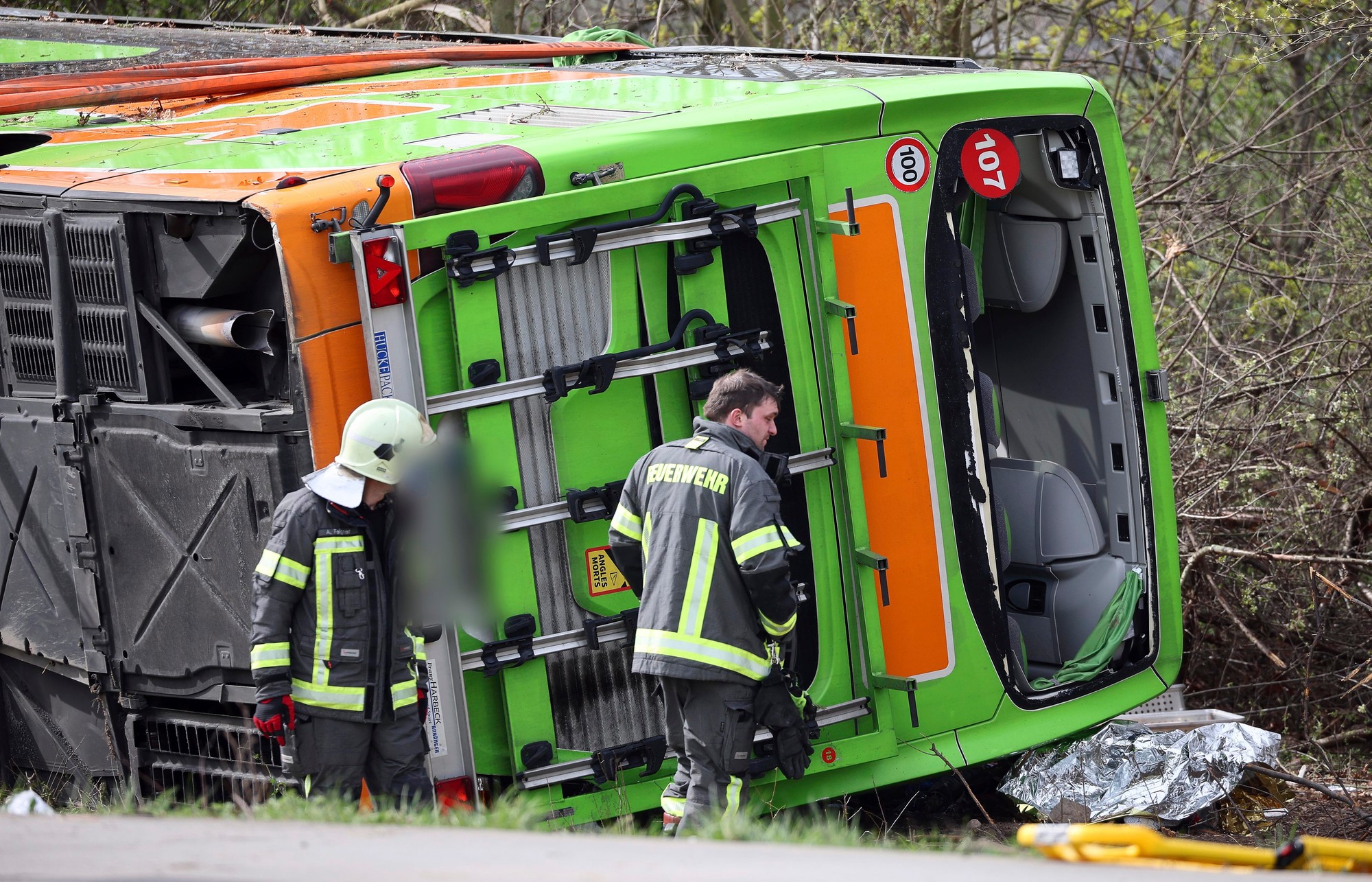 Diaľkový autobus zišiel z diaľnice a prevrátil sa na bok.