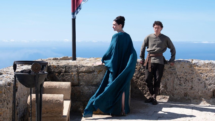 En Hatavej tumači lik Penelope, Odisejeve supruge i majke njihovog sina Telemaha (Tom Holand) | Foto: Universal Pictures