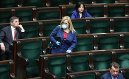 W posiedzeniu Sejmu uczestniczy 402 posłów. Większość zdalnie