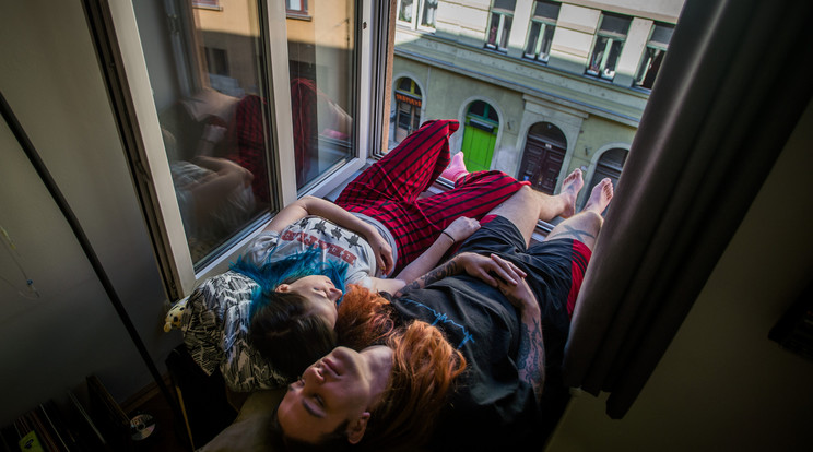 Szédítő látvány az ablakban fekvő két fiatal, de most így biztonságos napozni /Fotó: MTI Balogh Zoltán