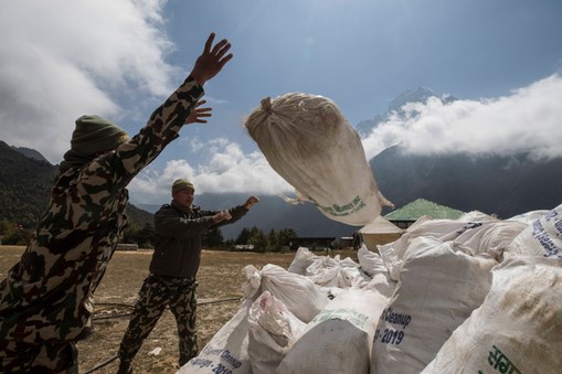 Nepalska armia podczas zbierania worków na śmieci z Mount Everest w Namche Bazar, dystrykt Solukhumbu. Nepal, 27 maja 2019 r.