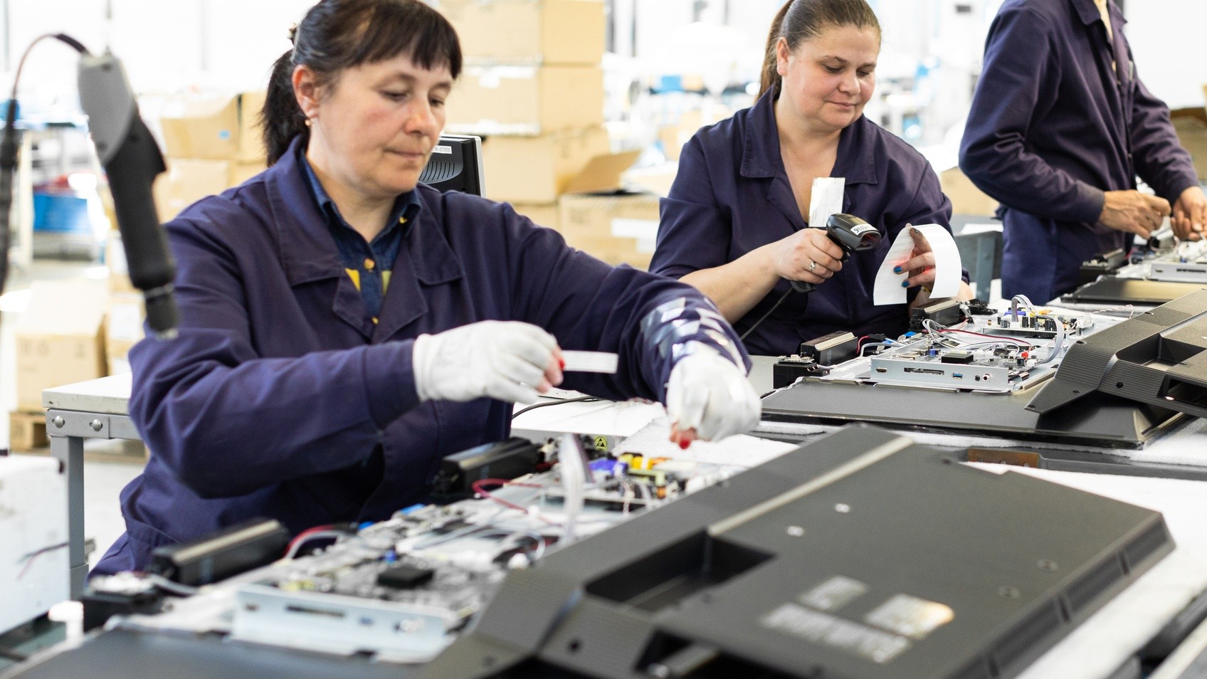 Samsung má prepustiť stovky ľudí a zrušiť fabriku na výrobu moderných TV.