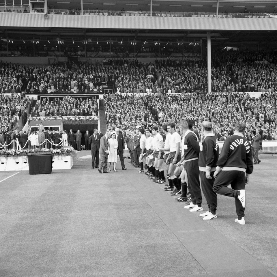 MŚ 1966. Elżbieta II wręczyła puchar Anglikom na stadionie Wembley (na zdjęciu: Elżbieta II i sir Stanley Rous, ówczesny prezydent FIFA na meczu otwarcia)