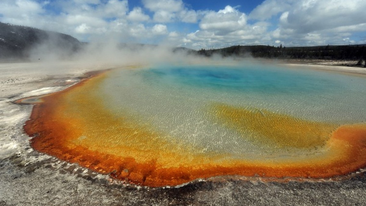 Superwulkan, który znajduje się w sercu Parku Narodowego Yellowstone w USA, jest tak potężny, że mógłby zniszczyć większą część Stanów Zjednoczonych i całkowicie zmienić cały nasz świat - podaje CNN. Jak informują naukowcy, powodów do paniki jednak nie ma.