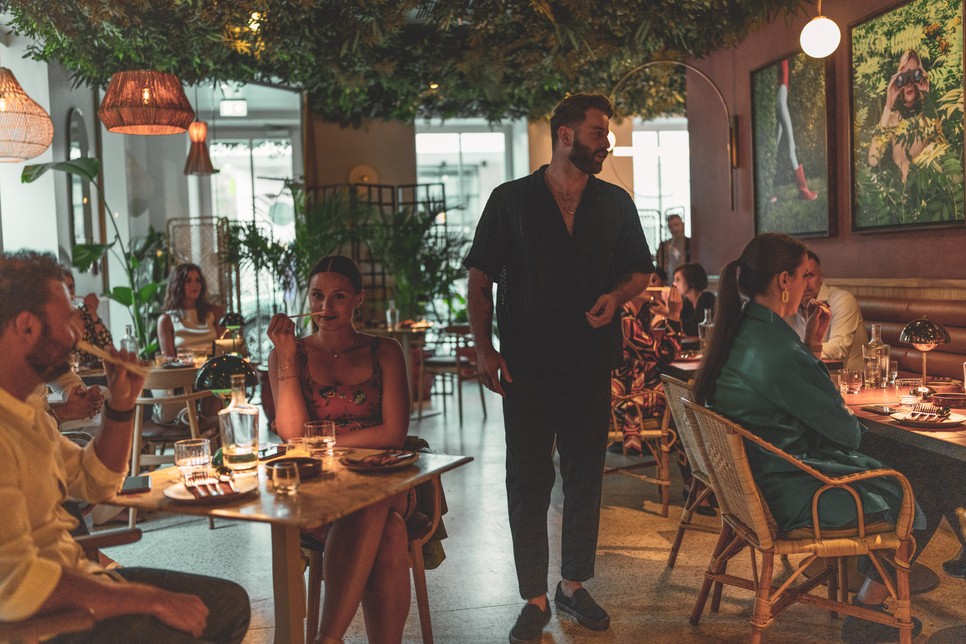 Parfümestjein Márk interaktív módon a közönséget is bevonja az ízekről és illatokról szóló diskurzusba