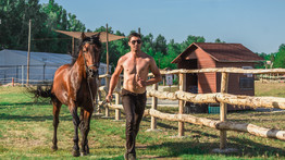 Ifj. Richter József kedvenc lovával félmeztelenül pózol a tóban – fotó
