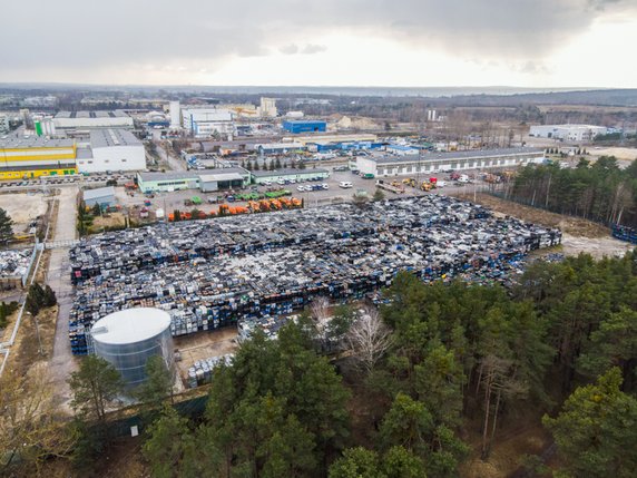 W sąsiedztwie bełchatowskiej elektrowni znajdują się tysiące beczek z niebezpiecznymi substancjami