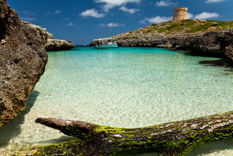 4. miejsce: Minorka (hiszp., katal. Menorca) – wyspa hiszpańska na Morzu Śródziemnym, druga co do wielkości w archipelagu Balearów. Długość około 50 km, szerokość około 16 km, powierzchnia 668 km². Wyspa słynie ze wspaniałych, unikalnych w swej klasie megalitów takich jak navety - kamienne grobowce komorowe, czy taule - w jęz. katal. oznaczające stół. W starożytności należała do Kartaginy, następnie do Rzymu.