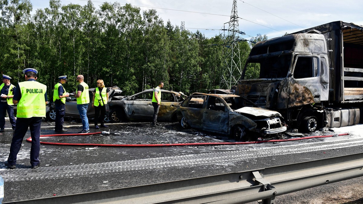 Jarosław G., który usłyszał zarzut umyślnego spowodowania katastrofy w ruchu lądowym na autostradzie A6 może w ciągu najbliższych dni opuścić areszt. Sąd zmienił swoją wcześniejszą decyzję po rozpoznaniu zażalenia obrońcy. 35-latek musi wpłacić jednak pięć tysięcy złotych poręczenia majątkowego.