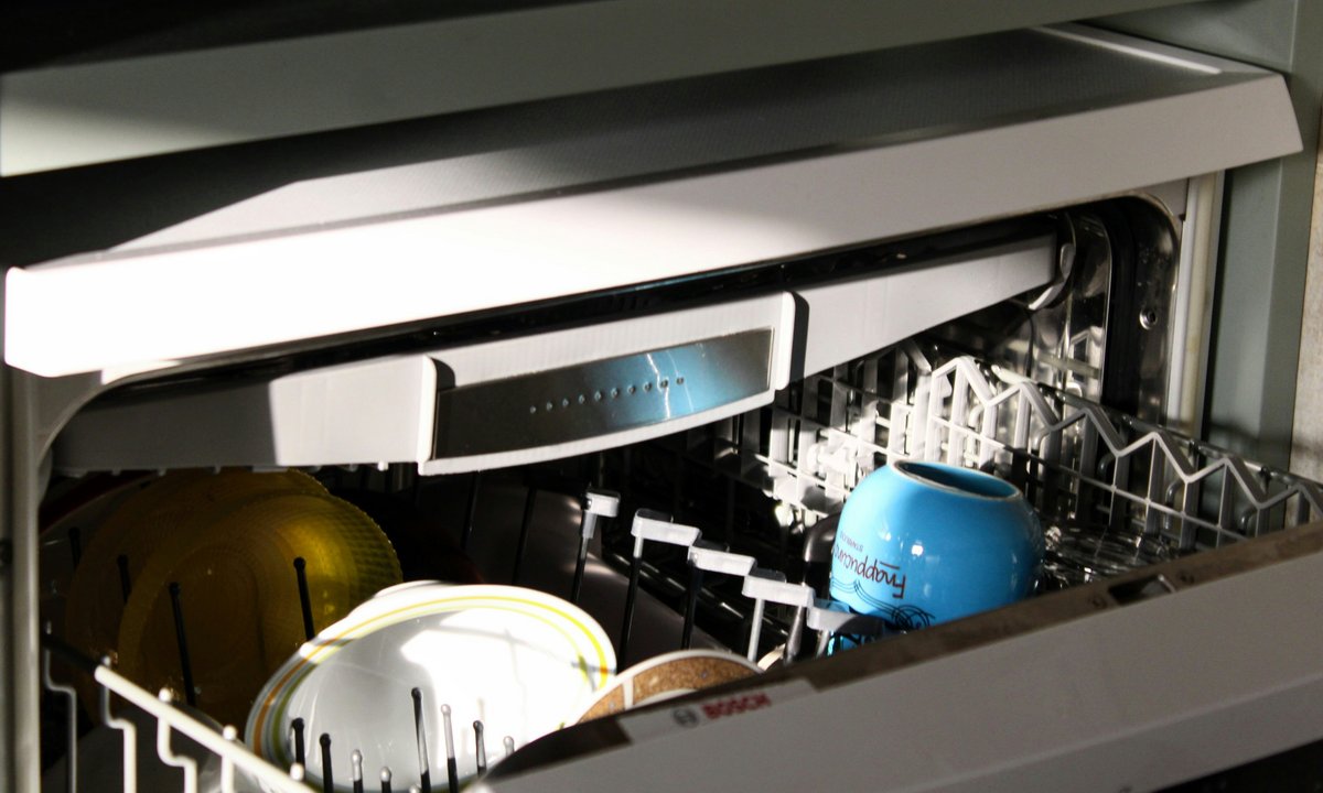 Testowałam trzy produkty Finish. Oto dlaczego zmywarka — i naczynia — wyglądają teraz jak nowe