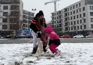 Luna Đogani sa ćerkama pravi Sneška Belića