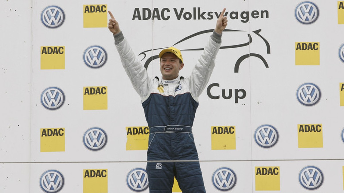 Maciej Steinhof, zwycięzca europejskiego pucharu Volkswagena Polo 2009, wygrał pierwszą eliminację nowego pucharu wyścigowego - Volkswagen Scirocco R-Cup. Zawody odbyły się na niemieckim torze Hockenheim. Maciek wygrał m.in. z rajdowym mistrzem świata Carlosem Sainzem (zwycięzca tegorocznego Rajdu Dakar) oraz byłym zawodnikiem Formuły 1 Martinem Brundle.