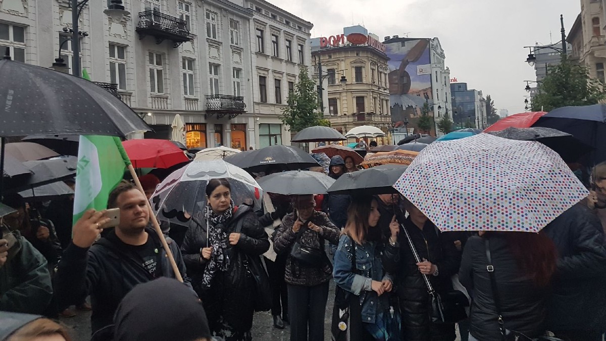 W deszczu, tak jak rok temu kilkaset łodzianek i łodzian, z parasolkami zebrało się najpierw przed siedzibą Prawa i Sprawiedliwości a później przemaszerowało na pasaż Schillera. Zebrani podkreślali, że wojna o prawa kobiet trwa i trwać będzie, do czasu aż te zaczną być traktowane jak pełnoprawni obywatele. Dziś, ich zdaniem, tak nie jest.