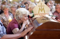 Uroczystości pogrzebowe kardynała Macharskiego. Modlitwy przy trumnie. 'Był taki dobry i skromny' [ZDJĘCIA]