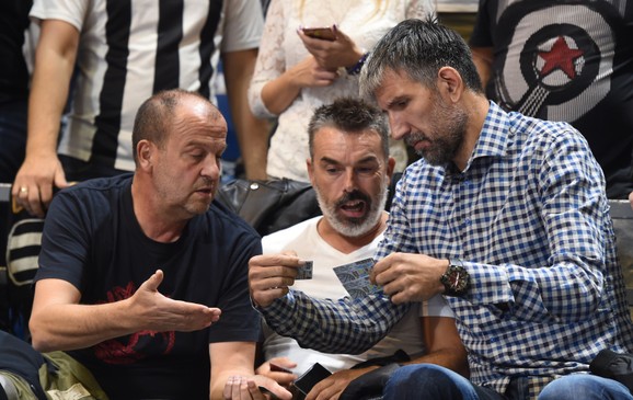 Predrag Drobnjak (karirana košulja) je posmatrao bivši klub