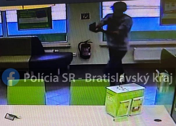Polícia pátra po mužoch na záberoch. 