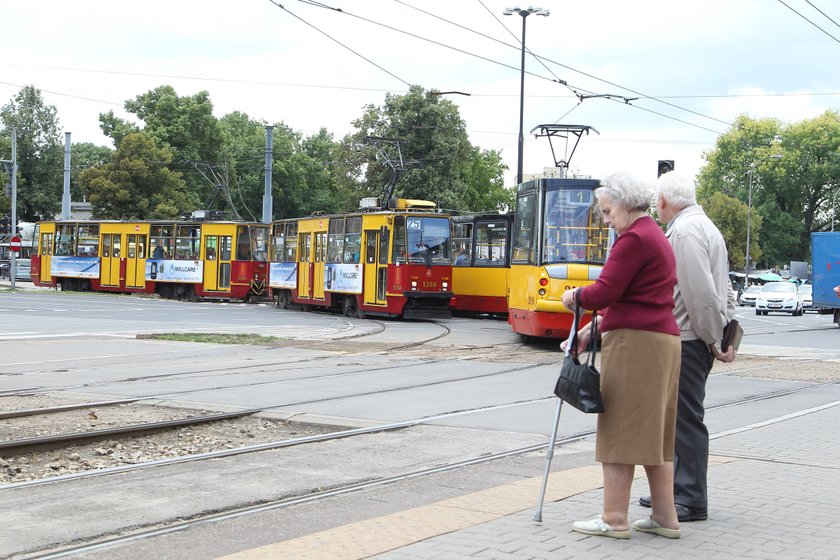 Od soboty poważne problemy z komunikacją mogą mieć mieszkańcy Włoch i Ochoty. Rusza bowiem remont rozjazdów u zbiegu Bitwy Warszawskiej i Banacha.