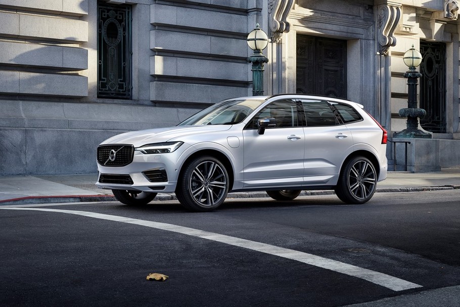 Volvo XC60 Recharge Plug-in Hybrid R-Design jest jednym z samochodów premium, który spotyka się z zainteresowaniem klientów w czasie pandemii koronawirusa.