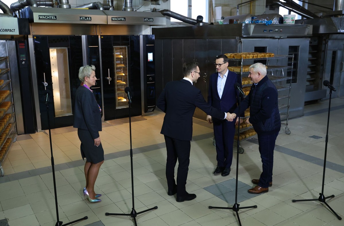 Premier Mateusz Morawiecki (2P), minister rozwoju i technologii Waldemar Buda (2L), wiceminister klimatu i środowiska Anna Łukaszewska-Trzeciakowska (L) oraz współwłaściciel piekarni Krzysztof Rasiński (P)