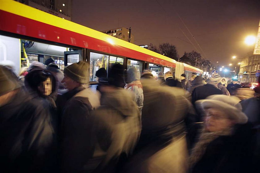 Ten autobus wozi tylko powietrze