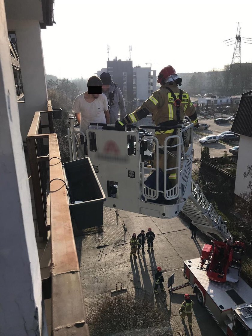 Szokujące sceny w Warszawie. Mężczyzna uciekał przed policją po balkonach