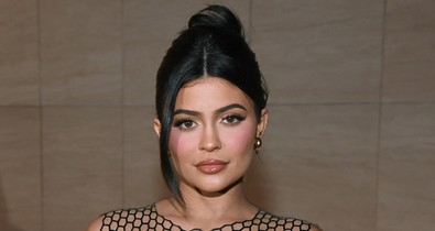 Kylie Jenner egyszerűen szép ebben az ezüst miniruhában