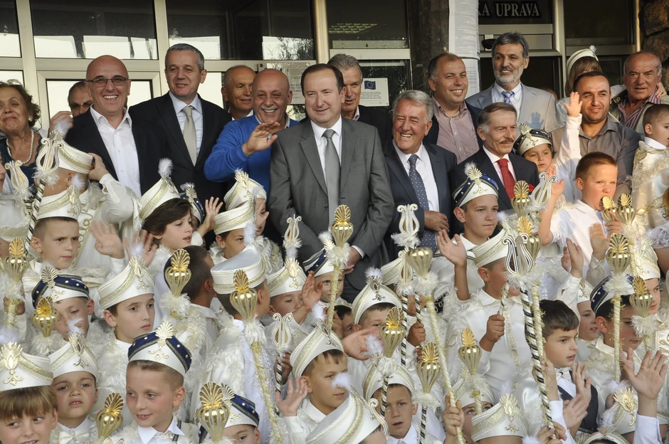 Svečano obučeni dečaci, povodom islamskog obreda