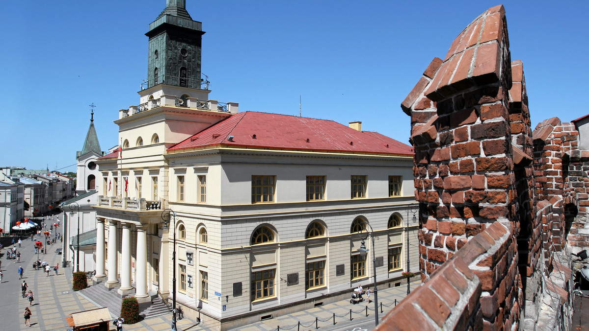 Samorządowe Kolegium Odwoławcze w Lublinie zadecyduje o losach sporu pomiędzy Fundacją Wolności a Urzędem Miasta. Fundacja domaga się od lubelskiego magistratu udostępnienia informacji o nagrodach przyznanych urzędnikom. Urząd odmawia, tłumacząc, że organizacja nie potrafi wykazać, dlaczego taka wiadomość miałaby być "szczególnie istotna dla interesu publicznego" i dodaje, że sprawdzenie swoich pracowników zajęłoby mu siedem tygodni. - Dziwne wydaje nam się to, że urząd nie wie, kto w jego szeregach pełni funkcje publiczne - ripostują aktywiści.