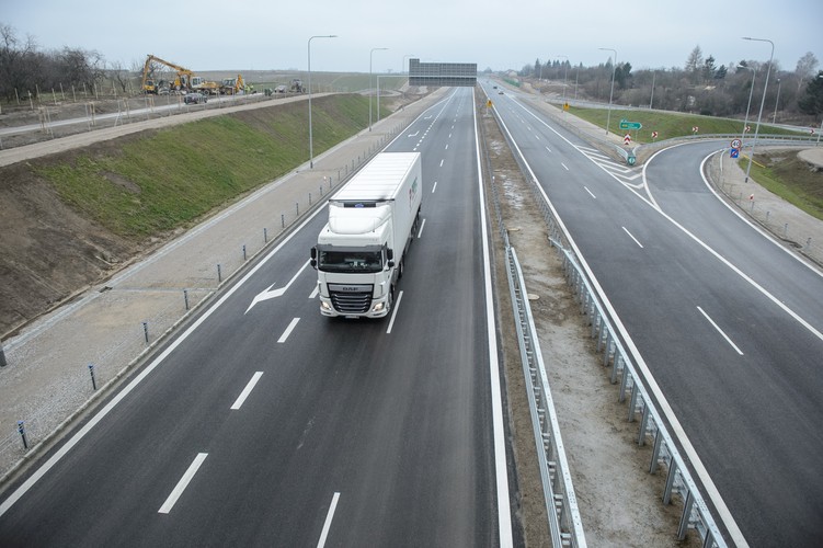 Oddawany odcinek uzupełnia funkcjonującą już północną i wschodnią część obejścia Lublina w ciągu dróg S12 i S17. Tym samym wyprowadza ruch tranzytowy poza granice miasta, co przełoży się na zmniejszenie natężenia ruchu na ulicach.