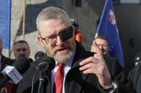 Wojna w Iranie pomoże Braunowi? Komisja Europejska już naciska na Ukrainę