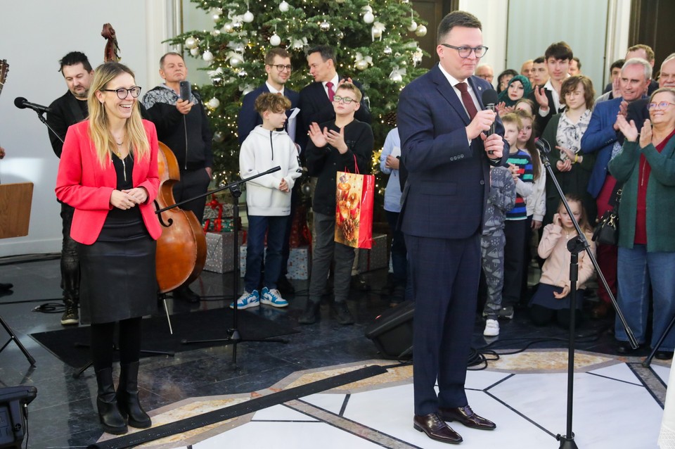 Marszałek Szymon Hołownia podczas spotkania wigilijnego z osobami w potrzebie w Sejmie w Warszawie