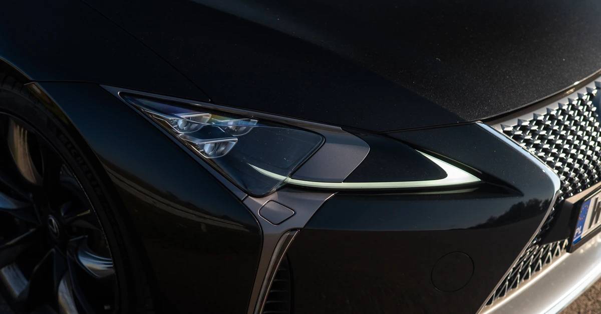 Ten Lexus to ostatni taki samochód. Potężny silnik V8 i wiatr we włosach