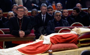 Pogrzeb papieża Benedykta XVI: O 9.30 rozpocznie się msza pogrzebowa