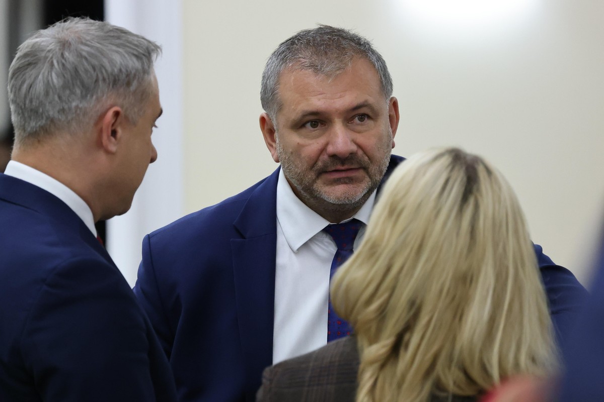Wicepremier, minister cyfryzacji Krzysztof Gawkowski (L) i minister sprawiedliwości Waldemar Żurek (P) na posiedzeniu rządu w KPRM w Warszawie