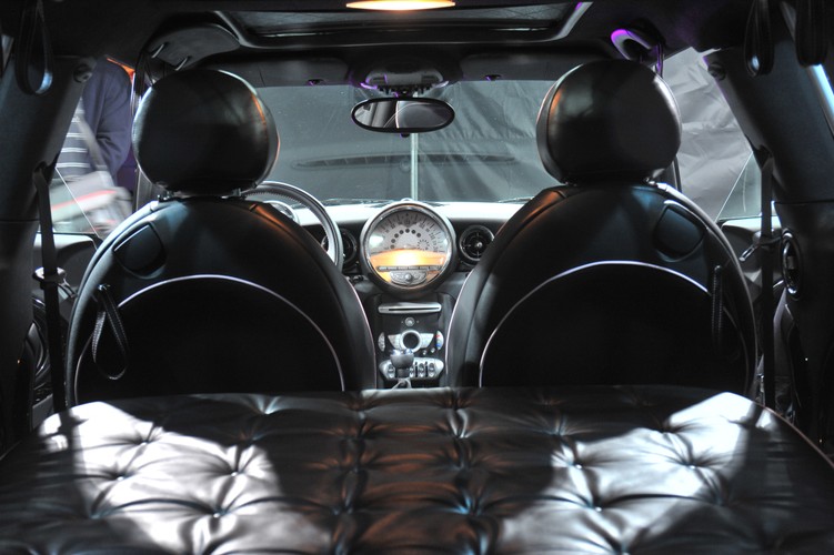 Spokojne kombi zamieniło się w grzeszny przybytek, gdzie seksowne policjantki karzą niepokornych pejczem na skórzanym łożu w… bagażniku