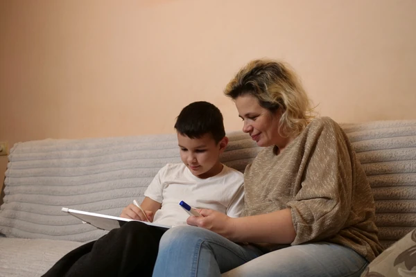 Moj sin Viktor (8) godinama je CRTAO NEPOZNATOG ČOVEKA SA CRVENOM KAPOM i govorio: "Doći će": Onda je jednog dana BAŠ TAJ ČOVEK SA CRTEŽA pokucao na naša vrata