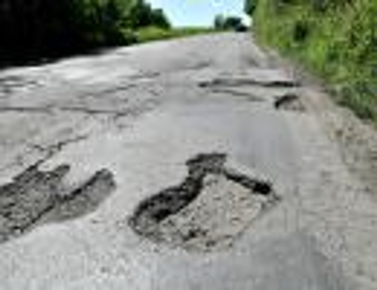 Ustawodawca w sposób jednoznaczny przewidział odpowiedzialność wykroczeniową za zaniechania, przypisując ją zasadniczo właścicielowi gruntów przyległych do drogi publicznej.
