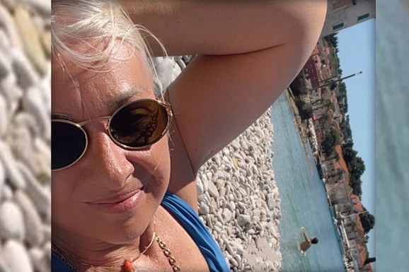 Udovica popularnog pevača napustila sve i PRESELILA SE NA OSTRVO Sad se skinula u kupaći i opalila selfi: Pokazala telo u 59. godini (FOTO)