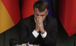 Francuskie media: Odejście Merkel ciosem dla Macrona. 'Jego hołd brzmiał jak nekrolog'