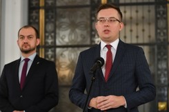Winnicki: Naturalną rolą mężczyzny jest opieka nad kobietą. PiS do tego nie dorosło