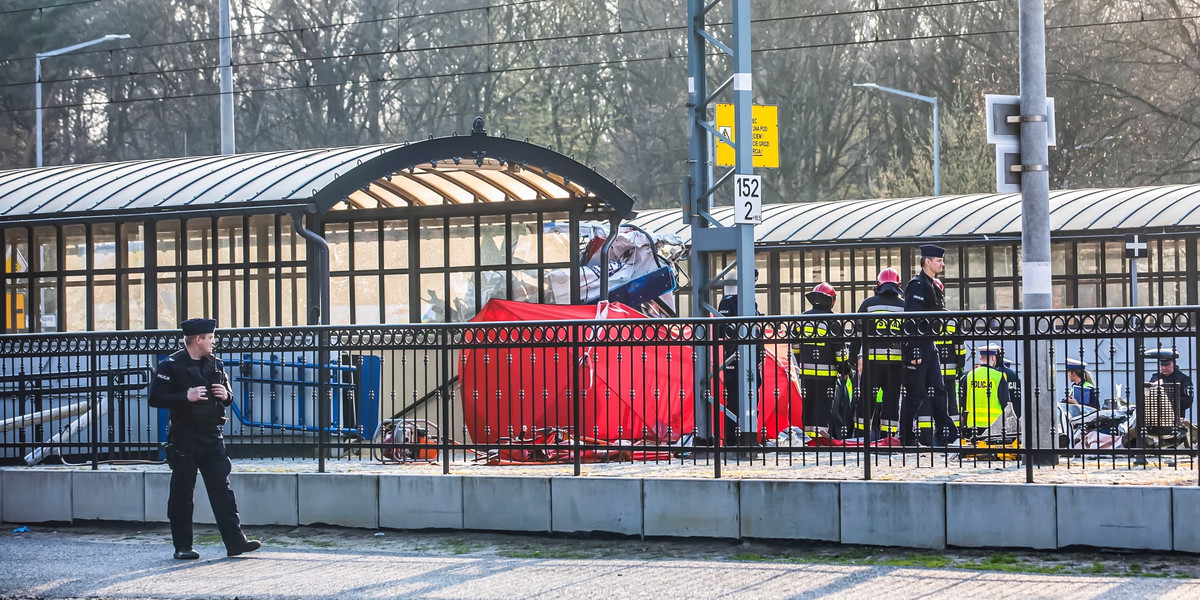 Wyższy wyrok dla kierowcy ambulansu, który doprowadził do tragedii na przejeździe kolejowym w Puszczykowie. 