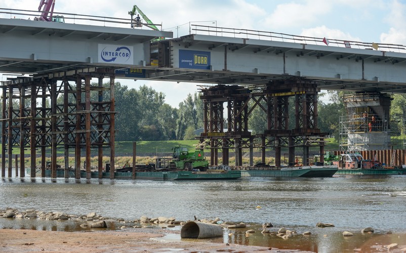 Prace przy nasuwaniu ostatniego elementu nowej konstrukcji Mostu Łazienkowskiego <br><br>(obm/cat) PAP/Marcin Obara