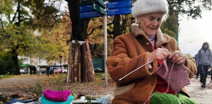 Poruszająca historia seniorki ze Szczecina. Dzierga czapki i sprzedaje je na ulicy, zbiera na aparat słuchowy