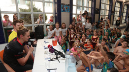 Egy igazán különleges nap: együtt úszott egy csapatnyi gyermekkel Hosszú Katinka