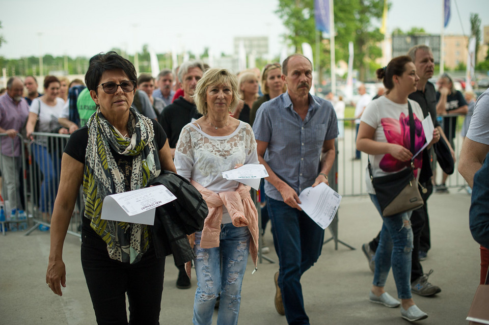 Publiczność na koncercie Roda Stewarta w Atlas Arenie w Łodzi