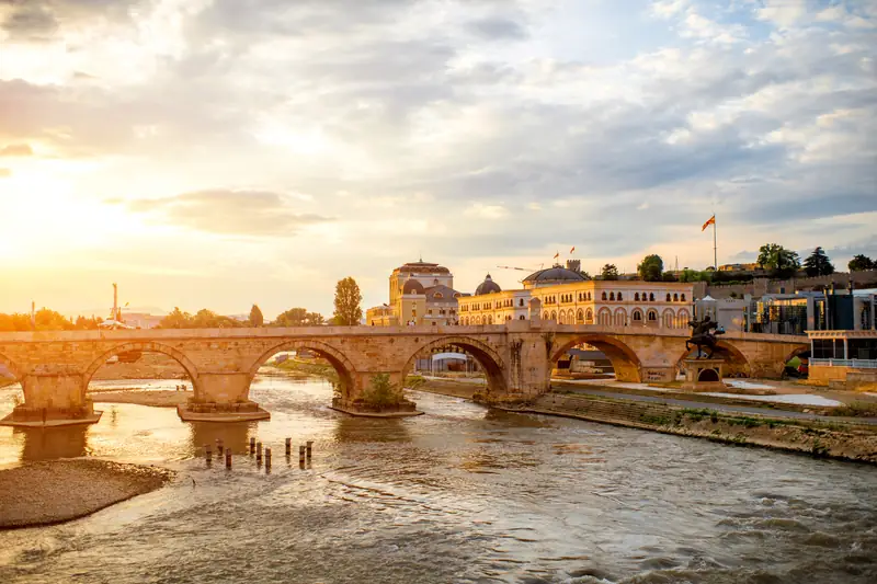 Kamiejnny most w Skopje, łączy Stare i Nowe Miasto, fot. Getty Images