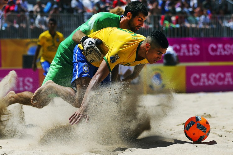 Na plaży, na plaży fajnie jest! Podczas 'Beach Soccer Mundialito' gra się bardzo efektownie