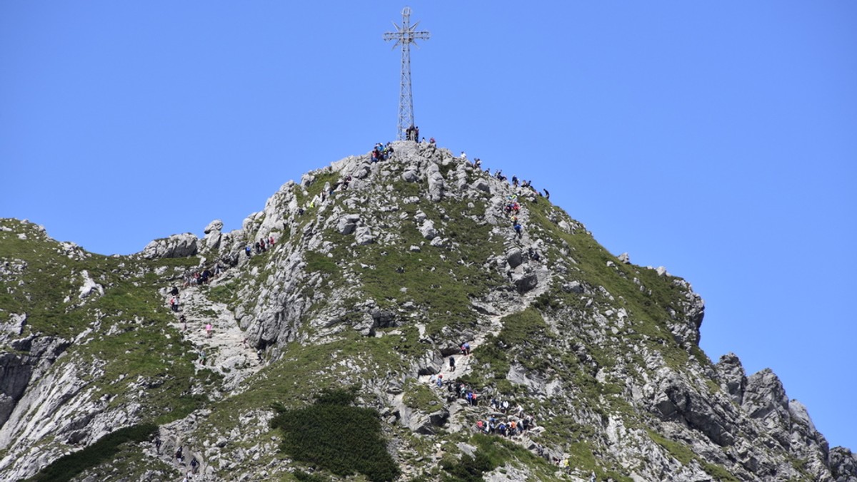 Plakat Dudy wisiał na krzyżu na Giewoncie. Jest decyzja sądu