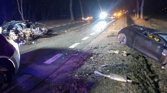 Brawura na drodze zakończyła się wielką tragedią. Auto z 19-latkiem za kółkiem zderzyło się czołowo z samochodem kierowanym przez 20-latka. Obaj zginęli
